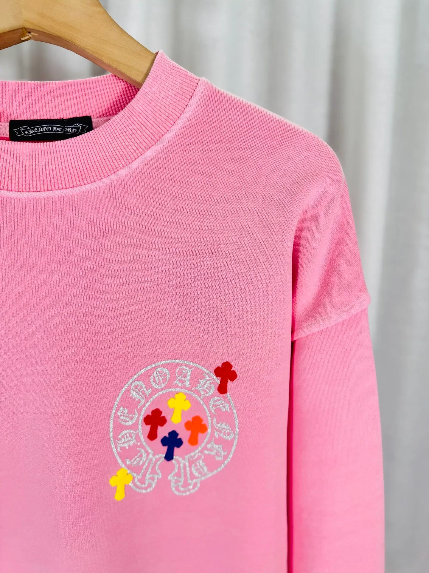 P250 top version, real shot without P, ​​different from market currency) 𝗖𝗵𝗿𝗼𝗺𝗲 𝗛𝗲𝗮𝗿𝘁𝘀/Cro Heart 2025 washed patch embroidery autumn and winter new original single counter American laser burnt 3D three-dimensional color embroidered couple casual sweatshirt 👑The highest version! Customized fabric 420g tripe terry fabric! American acid-washed and distressed original fabric laser burnt ✟appliqué embroidery and exquisite embroidery of letters! The best-selling model in the counter, very comfortable to wear. Accessories: original molded and authenticated collar label➕100% silk wash label. Genuine purchase-grade original hangtag➕matching hanging rope➕3D hanging beads➕original packaging bag. Craftsmanship: The original version has consistent wiring! The highest version of the armhole matching technique! Color: Pink Black Size: S M L XL Style No.: 9316